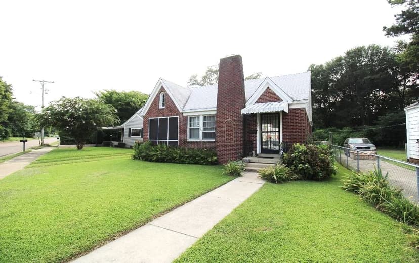 Home in Grenada County at 865 Fairfield Avenue in Grenada, MS