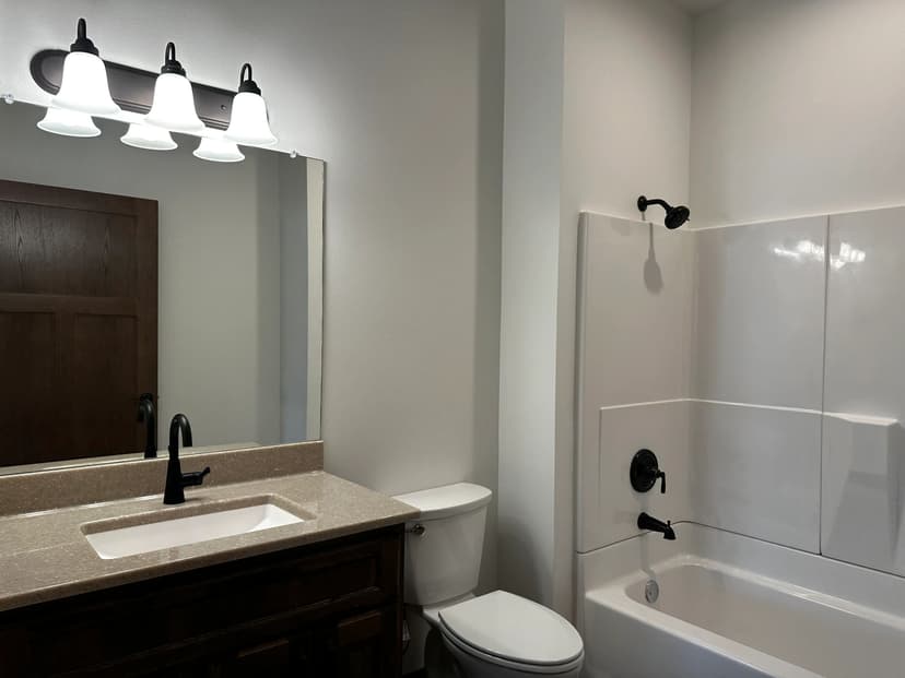 Arnold Townhome - 302 S Walnut