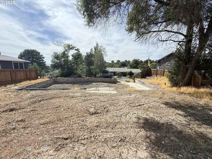 Land -Single Family Acreage in Pendleton