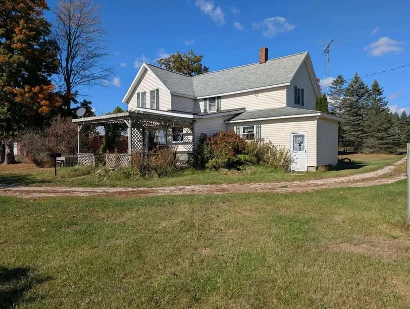 4041 W Jennings, Lake City, MI 49691 / 10.5 +/- acres / 1,800 +/- Sq Ft with 3 beds 1 bath / Missaukee County / Home for Sale