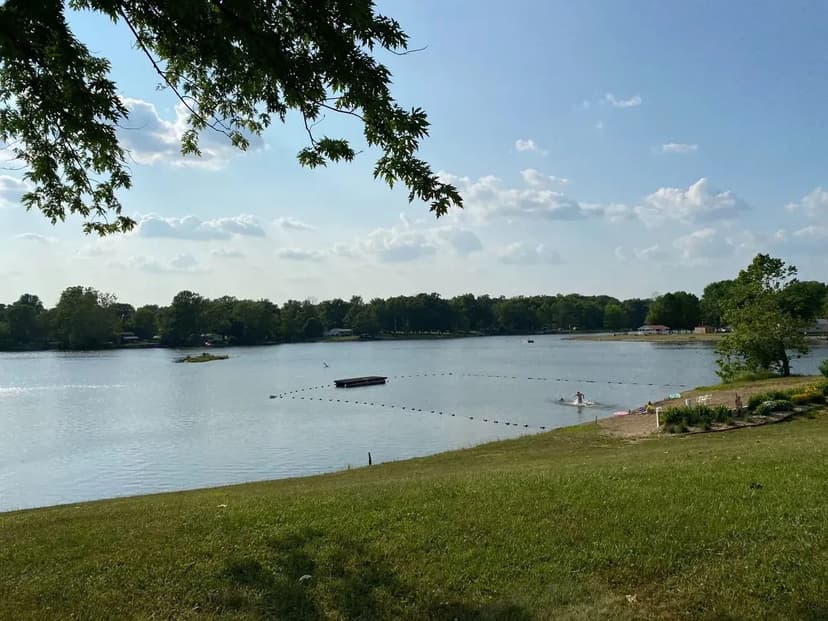 2 BEDROOM, 1.5 BATH HOME FOR SALE ON LAKE HOLIDAY!