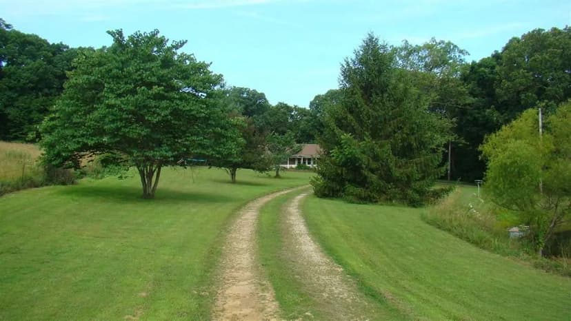 13 Acres, 3 Bedroom 2 Bath Home, Barn, Fenced, 2 Ponds, Close to Town Sets Priate Mountain View MO Howell County Call Linda 417-274-0142