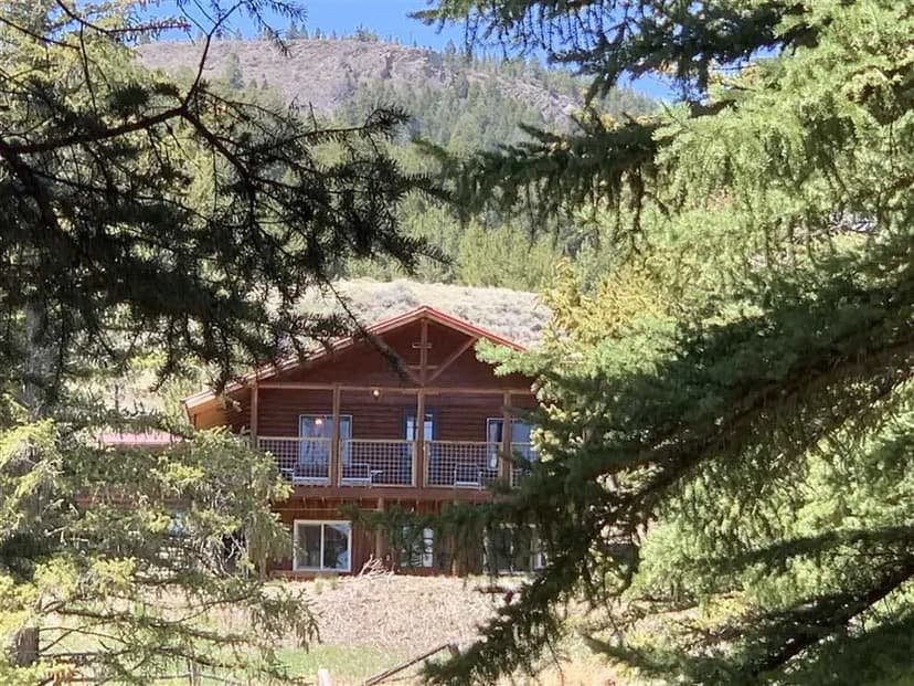 Wyoming Riverfront at its finest - cabin w/320' on the rushing Wind River in Dubois, Wyoming