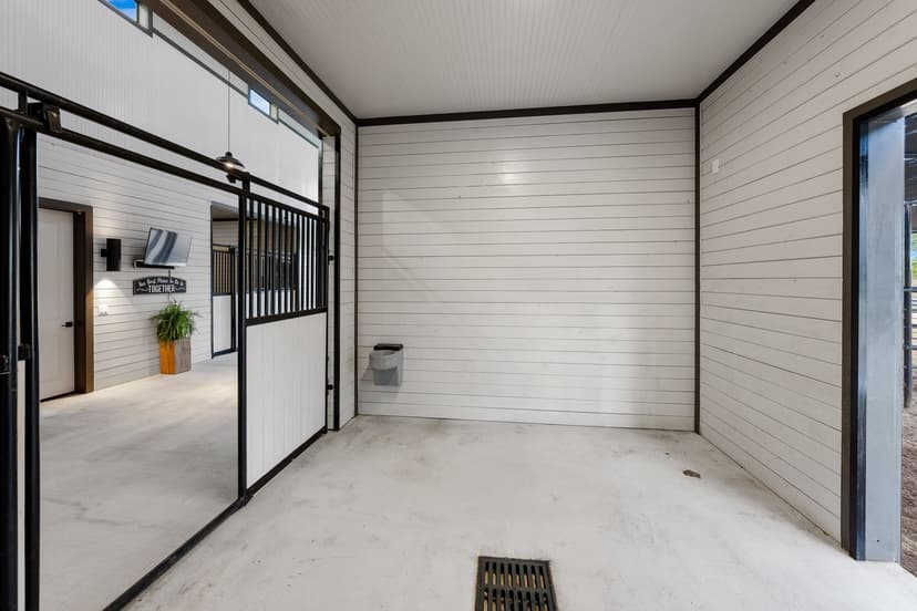 Deer Valley Farm | POND | 30 +/- ACRES | HOME, GUEST HOME, AND MORE!